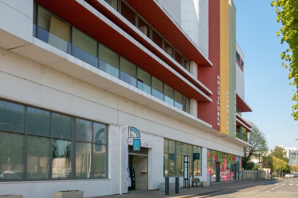 Grand bâtiment  qui héberge la Galerie d'Art et le Théatre